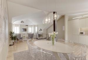 リスボンにあるCity Stays Bica Apartmentsの白いダイニングルーム(白いテーブルと椅子付)