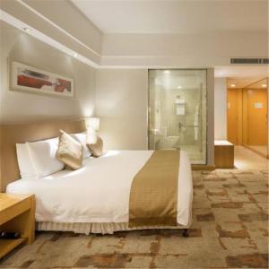 Cinese Hotel Dongguan Shijie tesisinde bir odada yatak veya yataklar