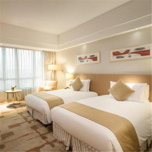 Cinese Hotel Dongguan Shijie tesisinde bir odada yatak veya yataklar