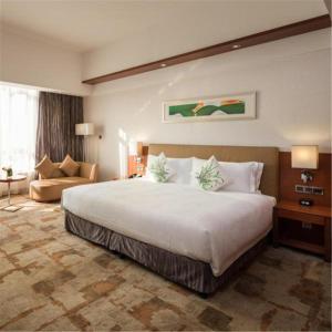 Cinese Hotel Dongguan Shijie tesisinde bir odada yatak veya yataklar