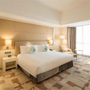 Cinese Hotel Dongguan Shijie tesisinde bir odada yatak veya yataklar