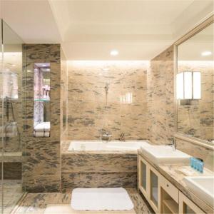 Cinese Hotel Dongguan Shijie tesisinde bir banyo