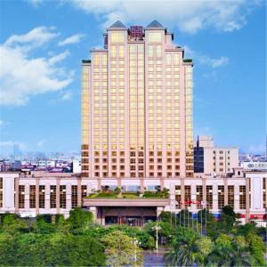 un grand bâtiment avec une grande tour en haut dans l'établissement Cinese Hotel Dongguan Shijie, à Dongguan