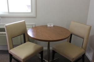 einen Tisch und zwei Stühle in einem Zimmer in der Unterkunft Midlands Lodge in Hastings