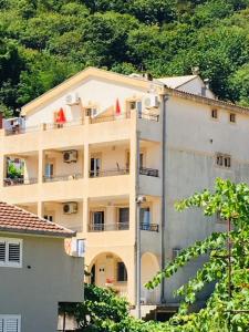 un gran edificio con balcones en un lateral en Apartments Manojlovic, en Budva