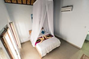A bed or beds in a room at Krisna Guest House