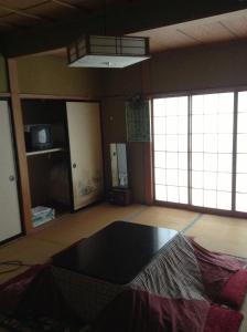 una habitación con una mesa en el medio de una habitación en Miyasakaya, en Nozawa Onsen