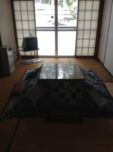 Habitación con una cometa en el suelo frente a una ventana en Miyasakaya, en Nozawa Onsen