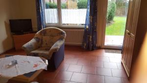 TV a/nebo společenská místnost v ubytování Haus Annegrete mit überdachter Terrasse zum Garten