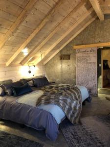 En eller flere senger på et rom på Shipwreck Lodge