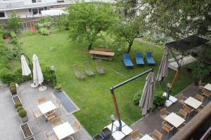 una vista aérea de un jardín con mesas y sillas en Pension Pernthaler, en Silandro