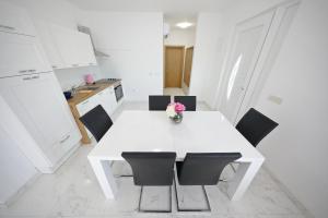 Kuchyňa alebo kuchynka v ubytovaní Apartmani Vlado Mitar
