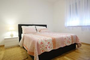 Posteľ alebo postele v izbe v ubytovaní Apartmani Vlado Mitar + 36 fotografií