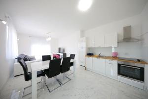 Kuchyňa alebo kuchynka v ubytovaní Apartmani Vlado Mitar