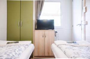 TV a/nebo společenská místnost v ubytování Holiday resort Bela krajina - Glamping and Mobile Homes + 37 fotografií