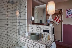 杜塞道夫的住宿－達斯圖爾25小時酒店，一间带水槽和镜子的浴室