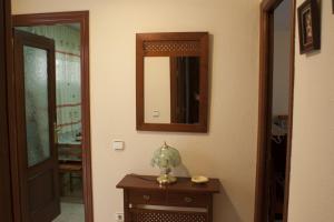 ロタにあるApartamento Marina con garajeの鏡とランプ付きの部屋