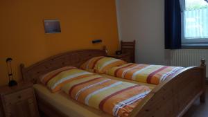 Postel nebo postele na pokoji v ubytování Haus Annegrete mit überdachter Terrasse zum Garten