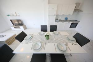 Kuchyňa alebo kuchynka v ubytovaní Apartmani Vlado Mitar
