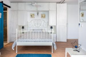マルベーリャにあるApartamento Mediterraneo Viewの白いベッドルーム1室(白いベッド1台付)