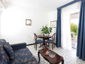 salon z kanapą i stołem w obiekcie Hotel Residence Villa Igea Capri w mieście Capri