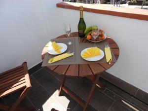 プラヤ・デ・ラス・アメリカスにあるLas Flores studio 4の木製テーブル(フルーツプレート、ワイン1本付)