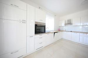 Kuchyňa alebo kuchynka v ubytovaní Apartmani Vlado Mitar