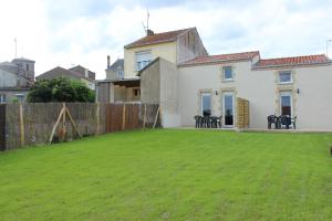 a backyard of a house with a grass yard at A chacun son nid in Les Épesses