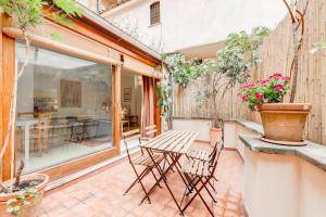 a balcony with a table and chairs on a patio at Al Portico 39 apartment with terrace in Rome