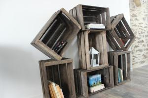 レ・ゼペスにあるA chacun son nidのランプ付き壁掛け木製本棚3冊