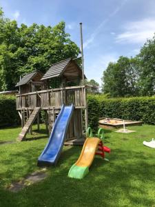 un parque infantil con toboganes y una casa de juegos en PP-Camping Wallersee en Seekirchen Markt