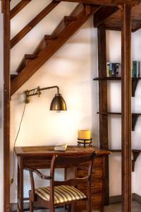 an office with a desk with a lamp and a chair at Casa Beatrice in Pella