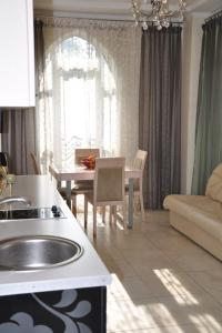 Una cocina y una sala de estar con una mesa y un sofá. en 2 Bedrooom In CENTER Всегда есть свет !, en Odessa