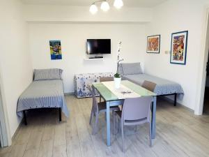 a living room with a table and a couch at Le Palme Vacanze in Trappeto