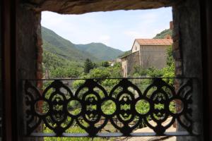 una finestra con vista sulle montagne di Cozy villa with garden a Toirano