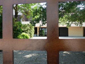 widok na budynek przez płot w obiekcie B&B Villa dei Calchi - Suite Room di Charme w mieście San Felice sul Panaro