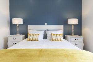 リスボンにあるSweet Almirante by Homingのベッドルーム1室(大型ベッド1台、ナイトスタンド2台付)
