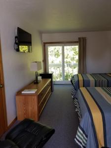 Een bed of bedden in een kamer bij Square Rigger Lodge