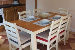 Kuchyň nebo kuchyňský kout v ubytování 5 mins walk to Carrick - Sleeps 12 - Off road parking - Modern house