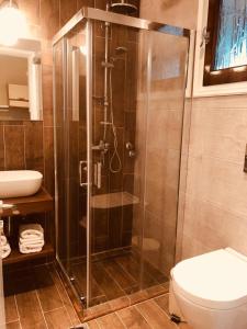 Ванна кімната в Marini Apartments