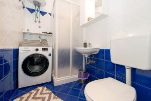 W łazience znajduje się pralka i umywalka. w obiekcie Studio Luka w Rovinj