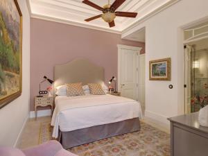 Posteľ alebo postele v izbe v ubytovaní Hotel Gloria de Sant Jaume