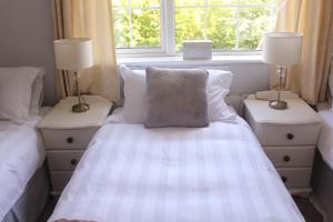 Giường trong phòng chung tại 5 mins walk to Carrick - Sleeps 12 - Off road parking - Modern house