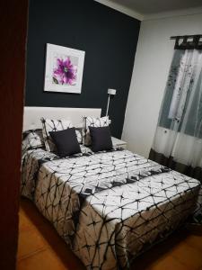 レスカラにあるCasa Mediterraniのベッドルーム1室(ベッド1台、白黒の掛け布団付)