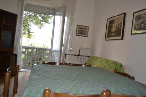 Schlafzimmer mit einem Bett, einem Fenster und einem TV in der Unterkunft Residence Conero P. T. blocco E in Marcelli