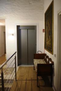 a hallway with a door and a bench in a room at A casa di V-Ale in Treviso