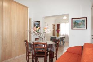 une salle à manger avec une table et un vase de fleurs dans l'établissement Appartamento Cherubina, à San Vito Lo Capo