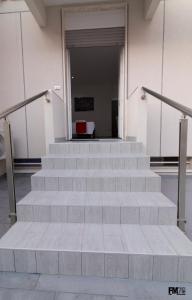 una rampa di scale in un edificio di La Maison de Monet a Brindisi