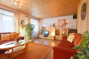 un soggiorno con divano e tavolo di Appartement Jöchl a Ellmau