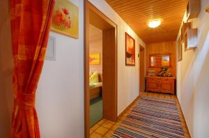 un pasillo con una puerta que conduce a una habitación con cama en Appartement Jöchl en Ellmau